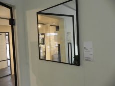 V-sign spiegel 18624 met zwart kaderprofiel 550x505